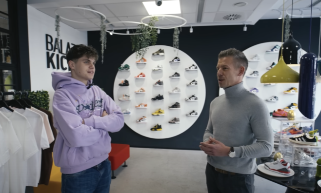 "Szatyrot kérsz?" - Cipőt választott Orbán Viktornak és kiparodizálta Szijjártót: Magyar Péter a Balázs Kicksben járt - vidó