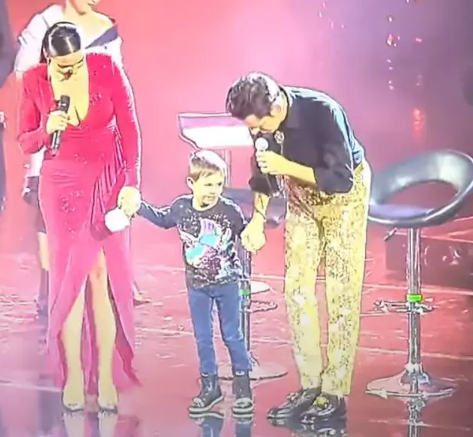 Momentul când băiețelul Laviniei Pîrva și al lui Ștefan Bănică jr urcă pe scena de la Sala Palatului: „El e un prieten. Îl cheamă Alexandru”