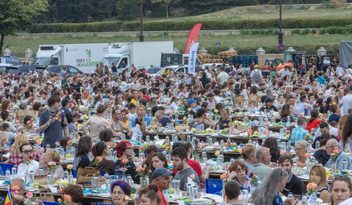 20.000 de oameni s-au așezat la „Masa care unește” de la București