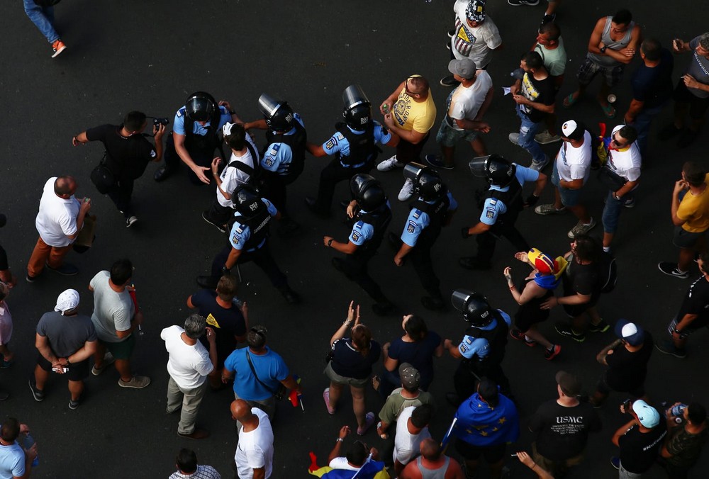 UPDATE. Război de stradă între jandarmi și huligani, în Piața Victoriei. 452 de persoane rănite / VIDEO&FOTO