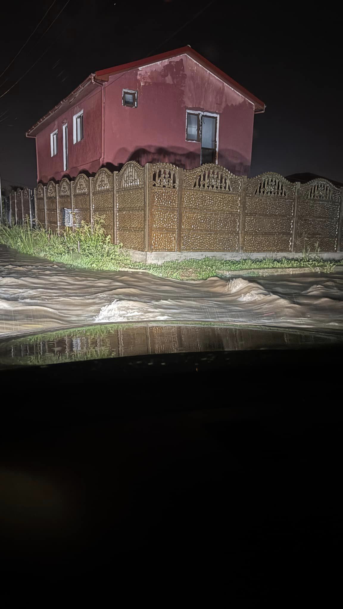 Urmările ploilor puternice de pe litoral. La Mangalia au căzut 200 l/mp. Maşini luate de apă, inundaţii în mai multe staţiuni: dezastru la Venus şi Vama Veche | FOTO