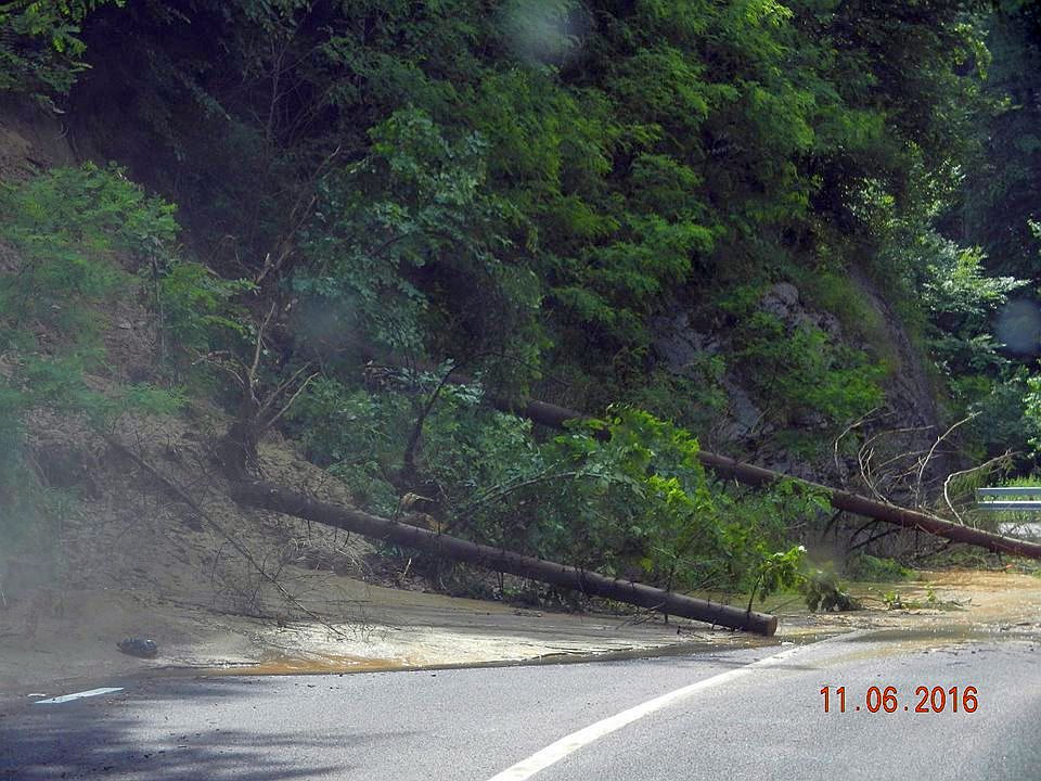 «Transalpina Banatului», amenințată de viituri! Localnicii au sunat la 112