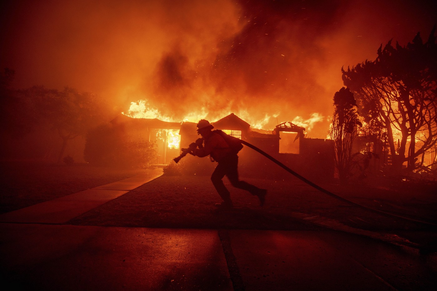 Arde celebrul cartier Pacific Palisades, în care locuiesc Ben Affleck și Kamala Harris. Zeci de mii de oameni fug de flăcări 
