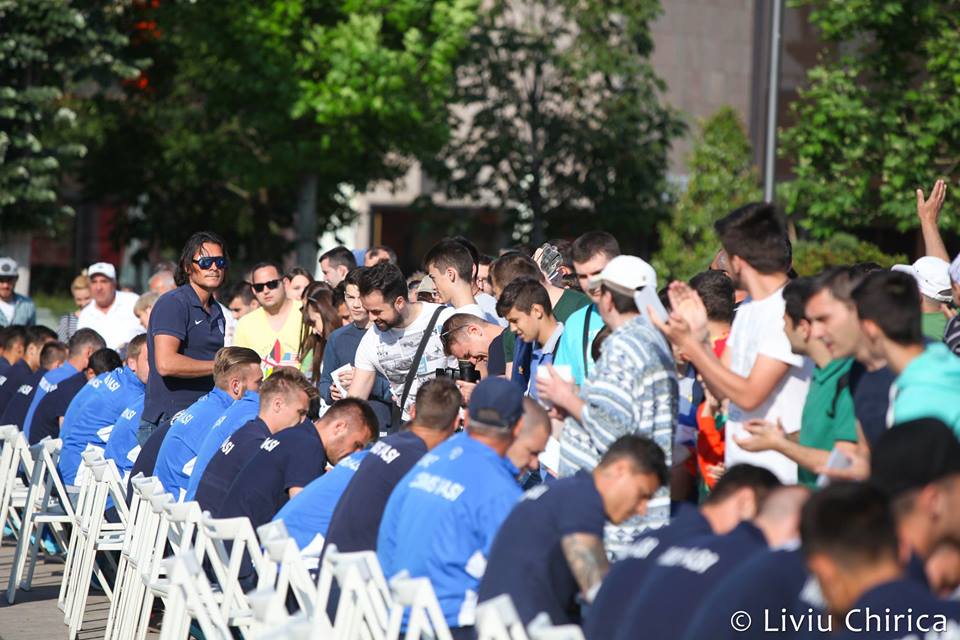 Ieșenii au făcut o sesiune de autografe înaintea meciului cu Steaua / GALERIE FOTO