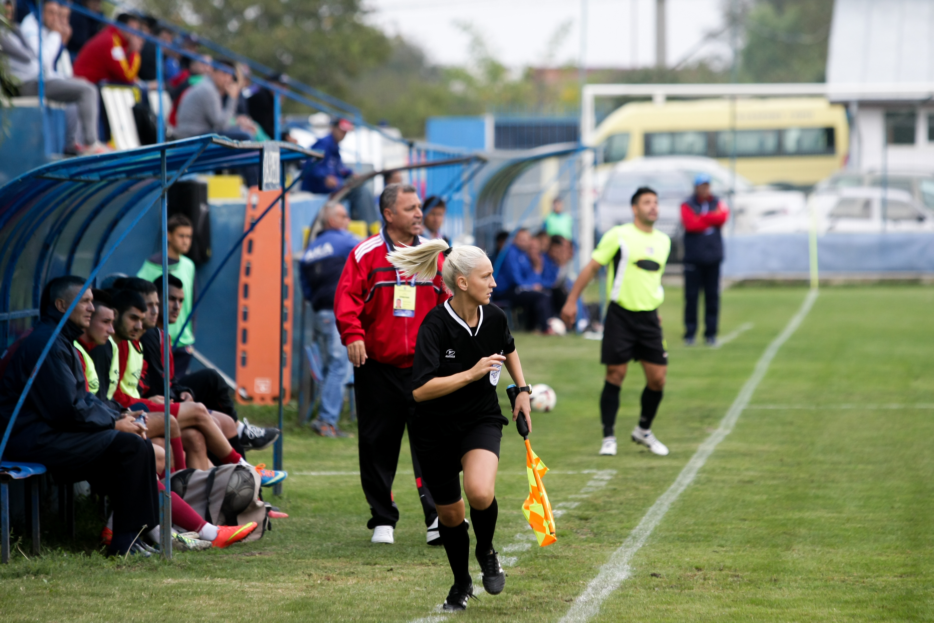 ”Vai de capul vostru!”. Trei arbitre care vor pe lista FIFA, față-n față cu atmosfera de la un meci de Liga III