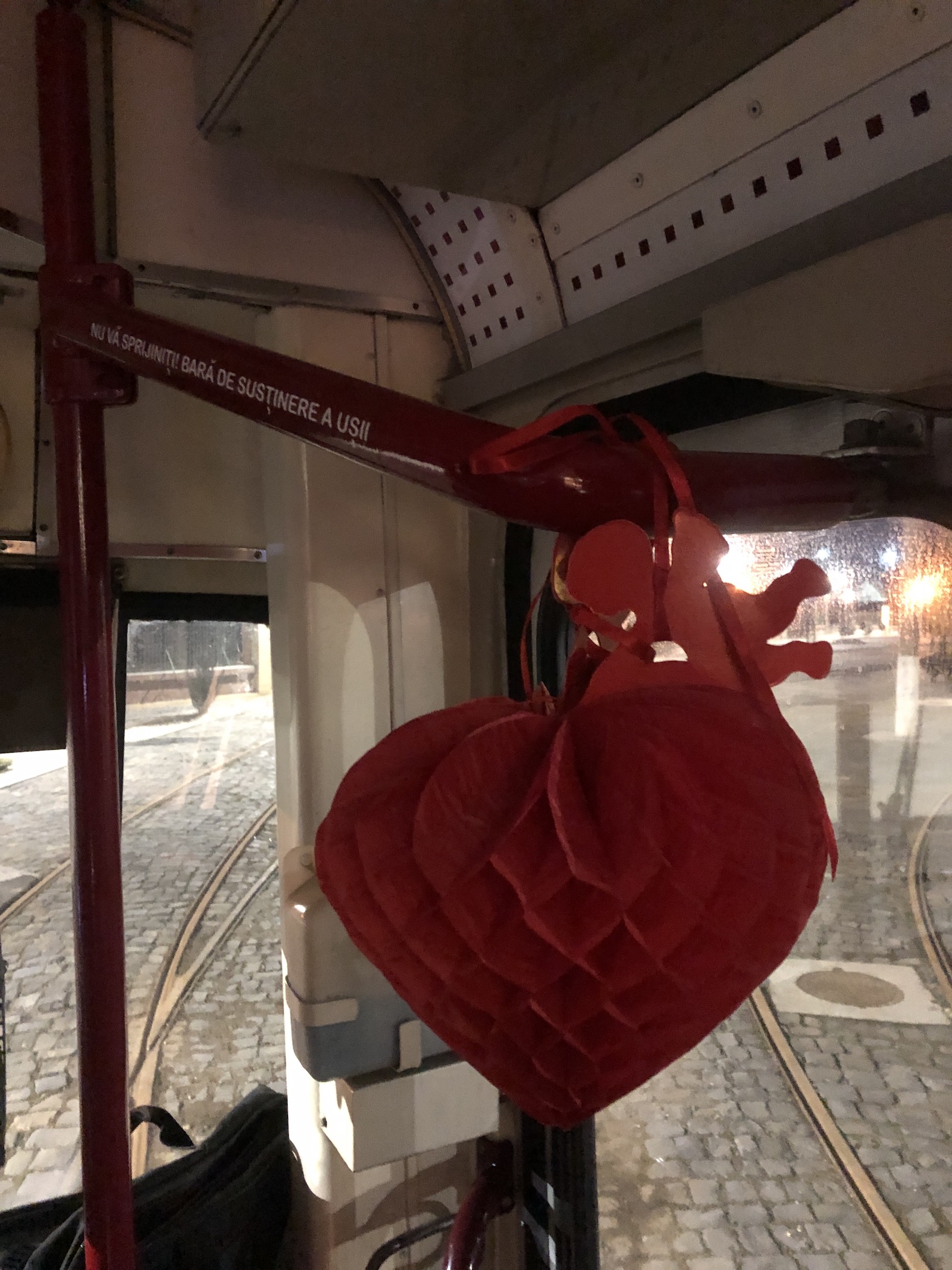 VIDEO&FOTO/ O altfel de plimbare, de Dragobete. Cina în tramvai prin Timișoara, ca-n Milano sau Bruxelles