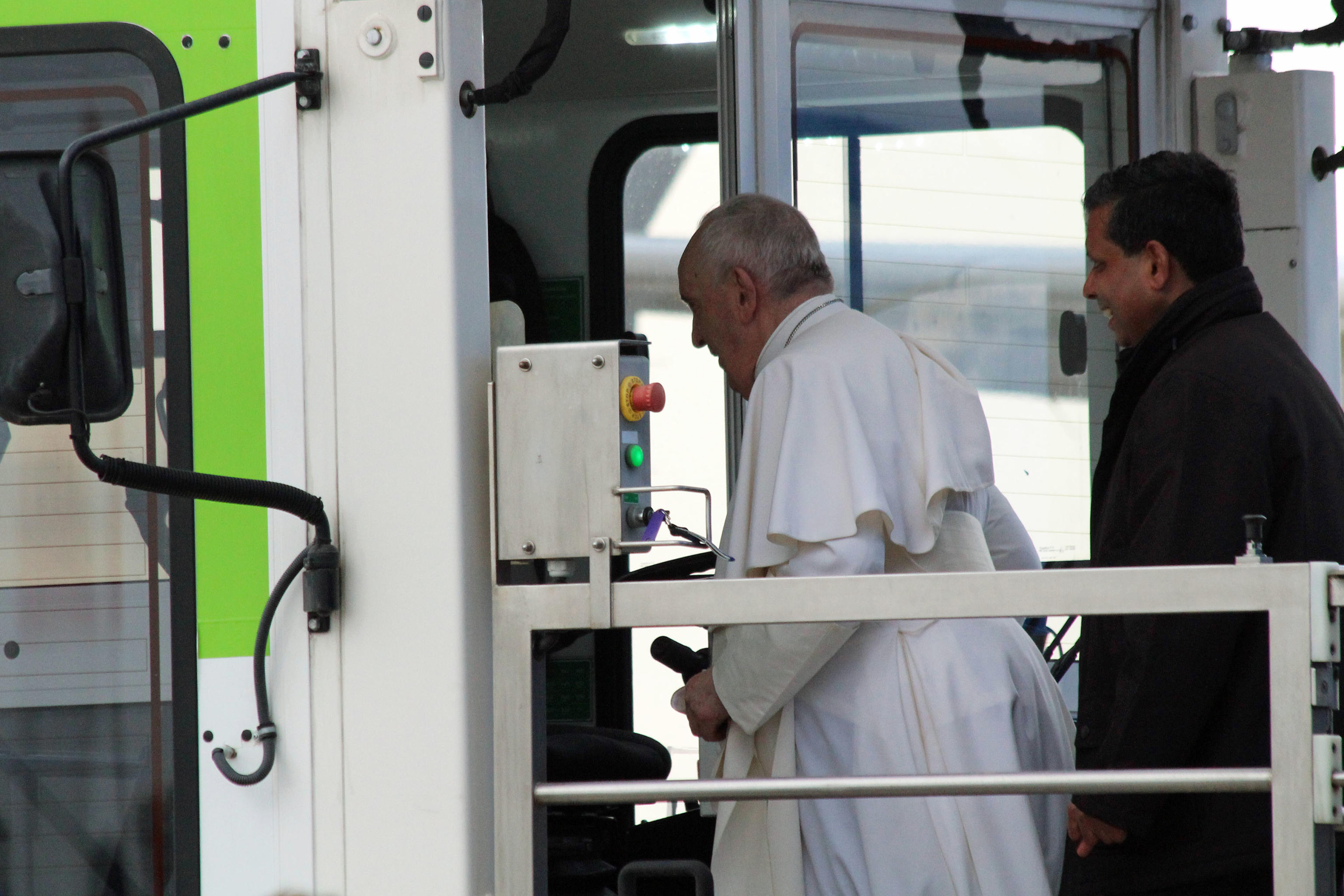 Pentru prima oară, Papa Francisc a folosit un lift pentru a urca într-un avion. Explicația Vaticanului