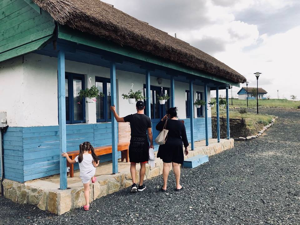 Oana Roman, vacanță în Deltă cu familia. "Am venit ca să-i arătăm Isei frumusețile României" | FOTO