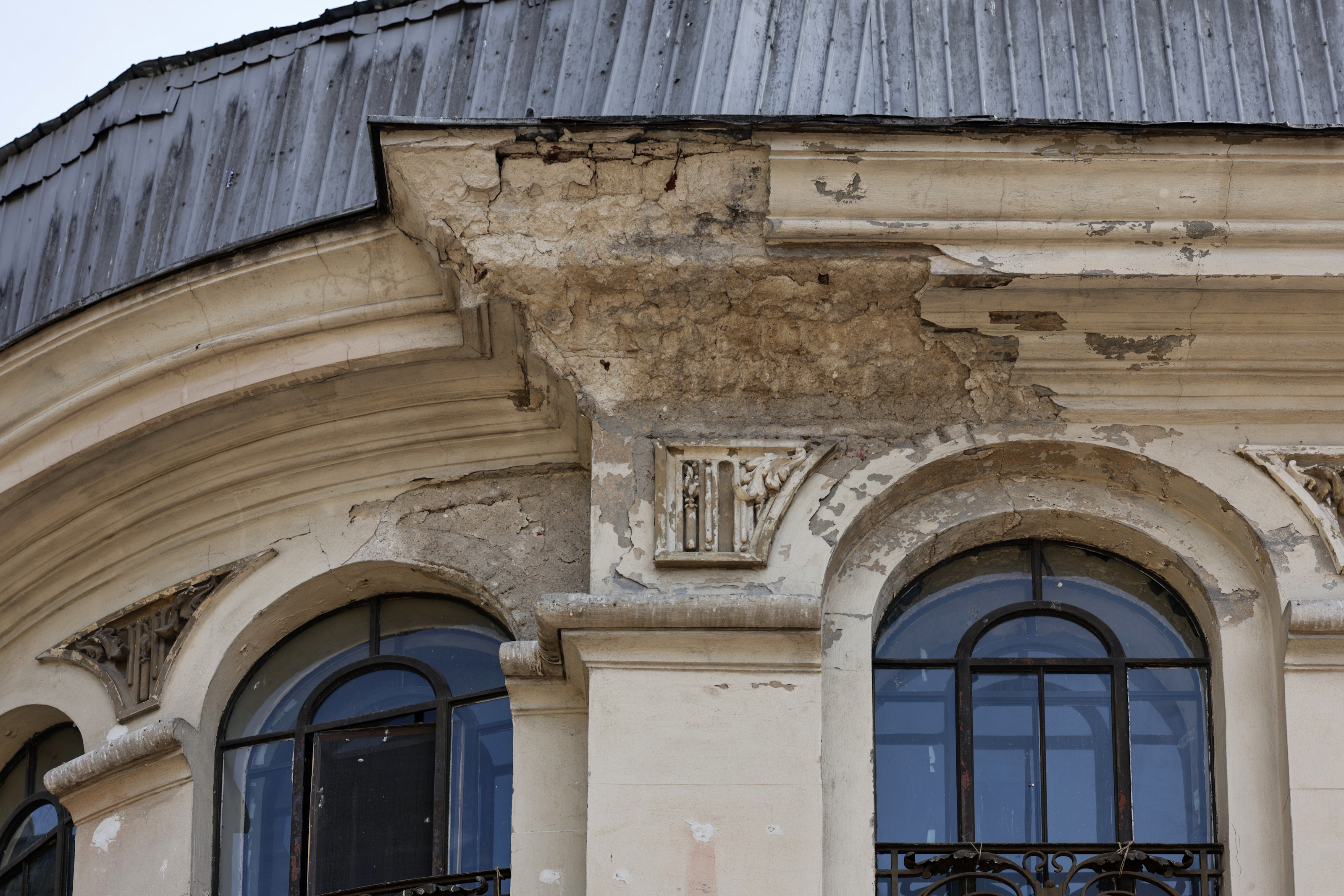 O bijuterie a Bucureștiului se luptă cu timpul, în timp ce restaurarea bate pasul pe loc
