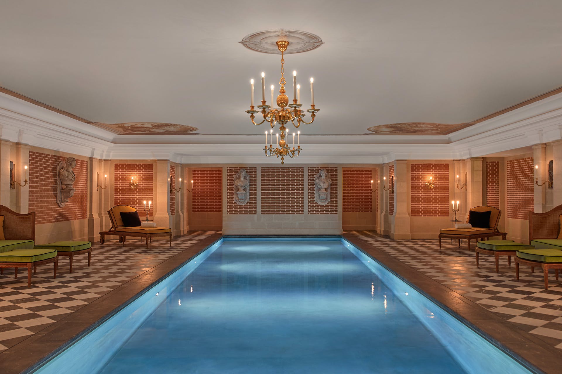 Hotelul de lux în care simți că stai chiar în Palatul Versailles. Cât costă o noapte de cazare