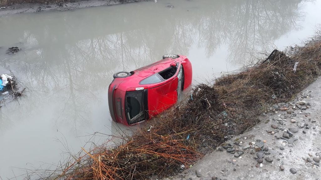 Primăria din Bistrița, amendată după ce o șoferiță  s-a răsturnat cu mașina în albia unui râu