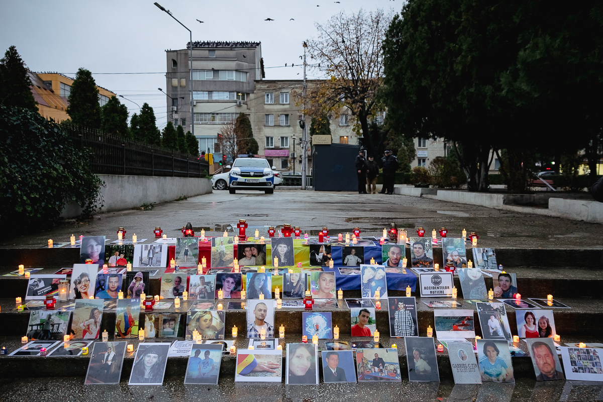 REPORTAJ. Victimele accidentelor auto au fost comemorate, la Bârlad, cu preot şi poliţişti: „Să nu mai avem asfalt însângerat!”