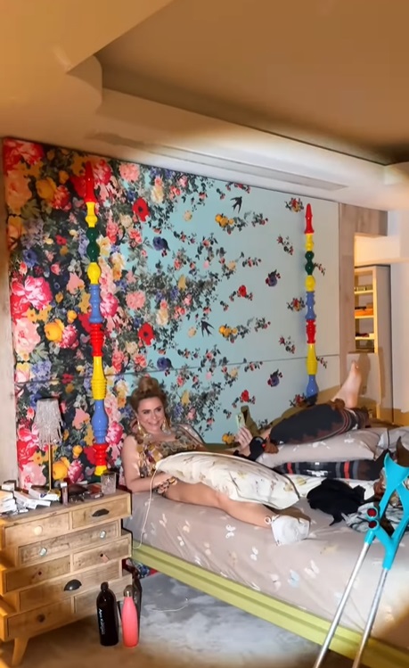 Imagini din casa Adinei Buzatu, care muncește de la 14 ani. Are un dormitor decorat extravagant, cu tapet, și un dressing spectaculos