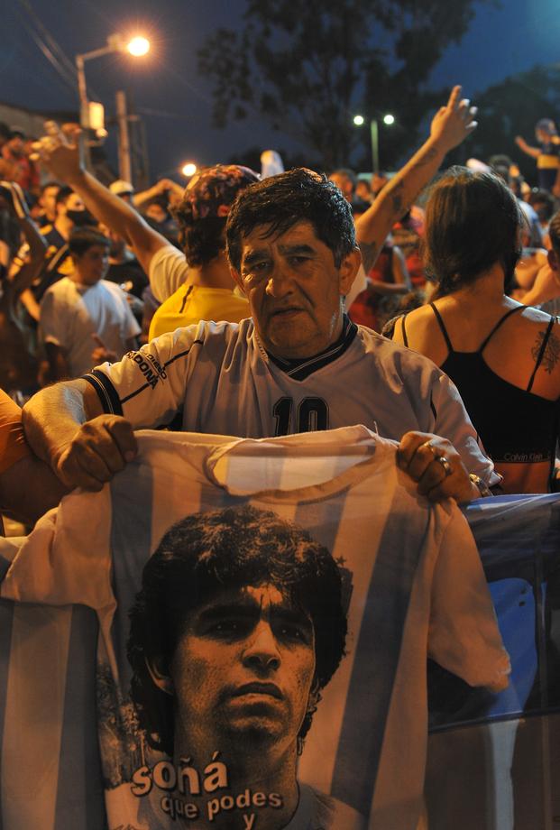 Argentinienii își iau adio de la Diego Maradona. Trupul neînsufleţit al legendarului fotbalist a fost depus la Palatul prezidenţial din Buenos Aires