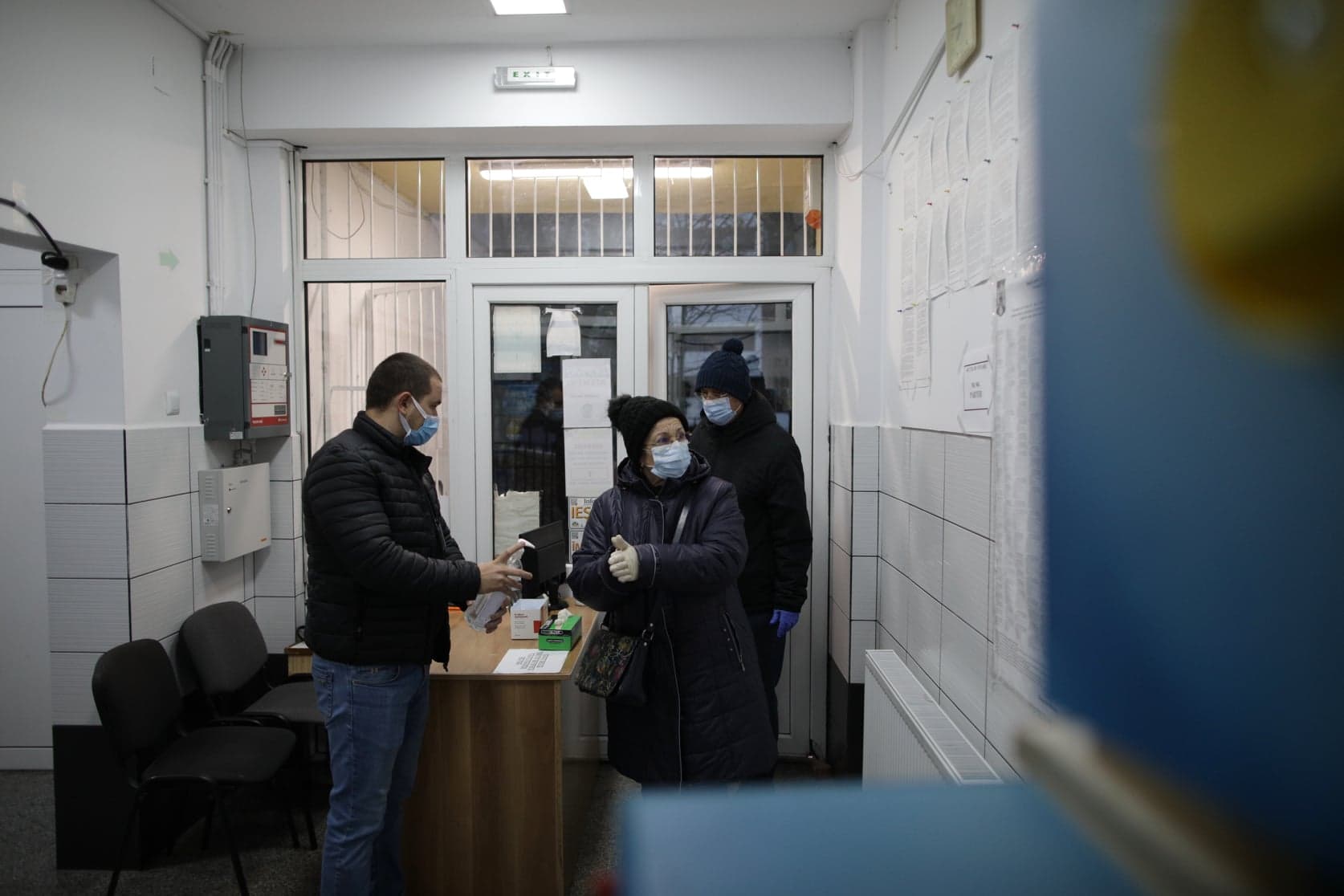 Mască de protecție și distanțare socială. Imagini dintr-o secție de votare cu regulile sanitare
