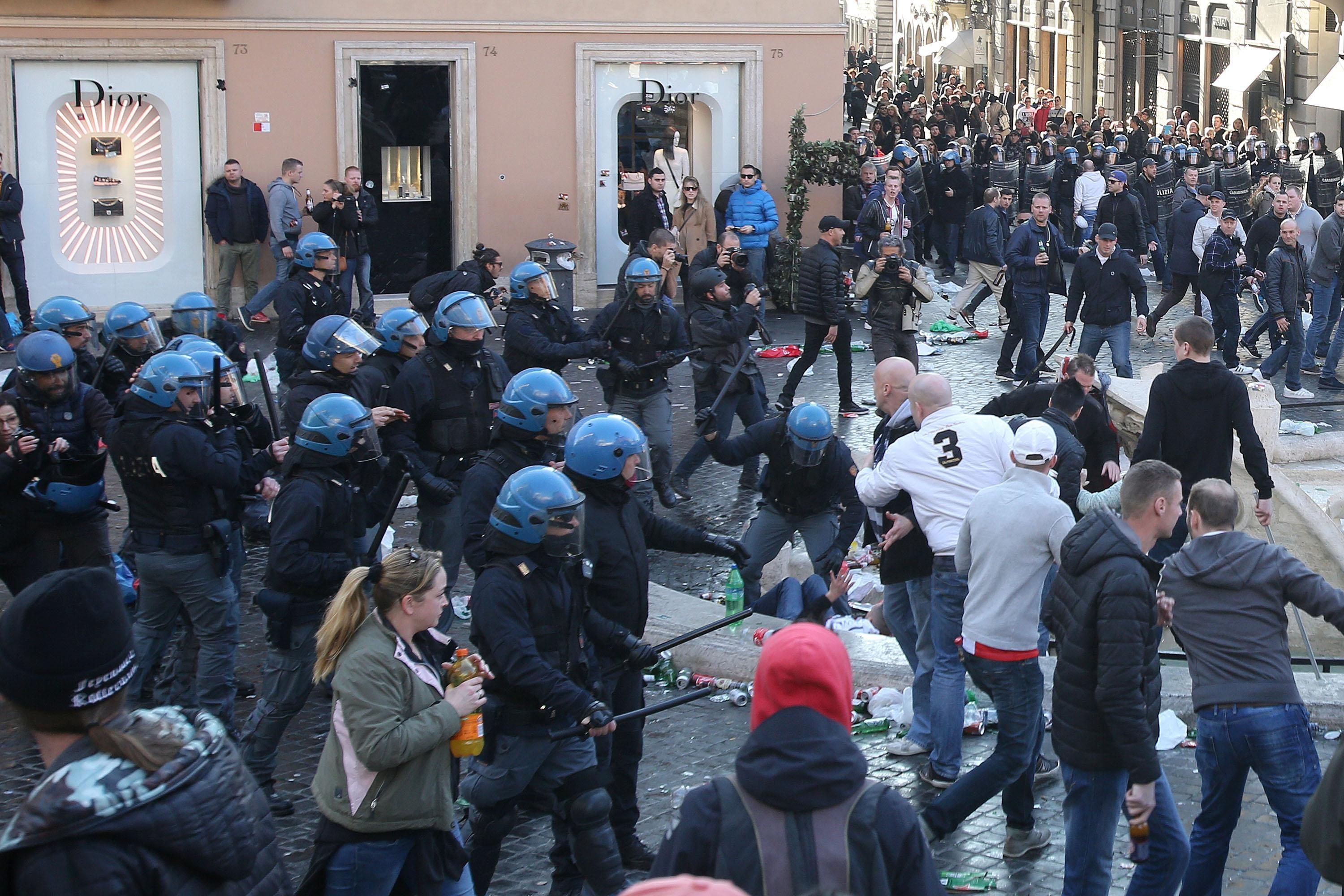 Barbarii din galeria lui Feyenoord au făcut prăpăd la Roma! / GALERIE FOTO