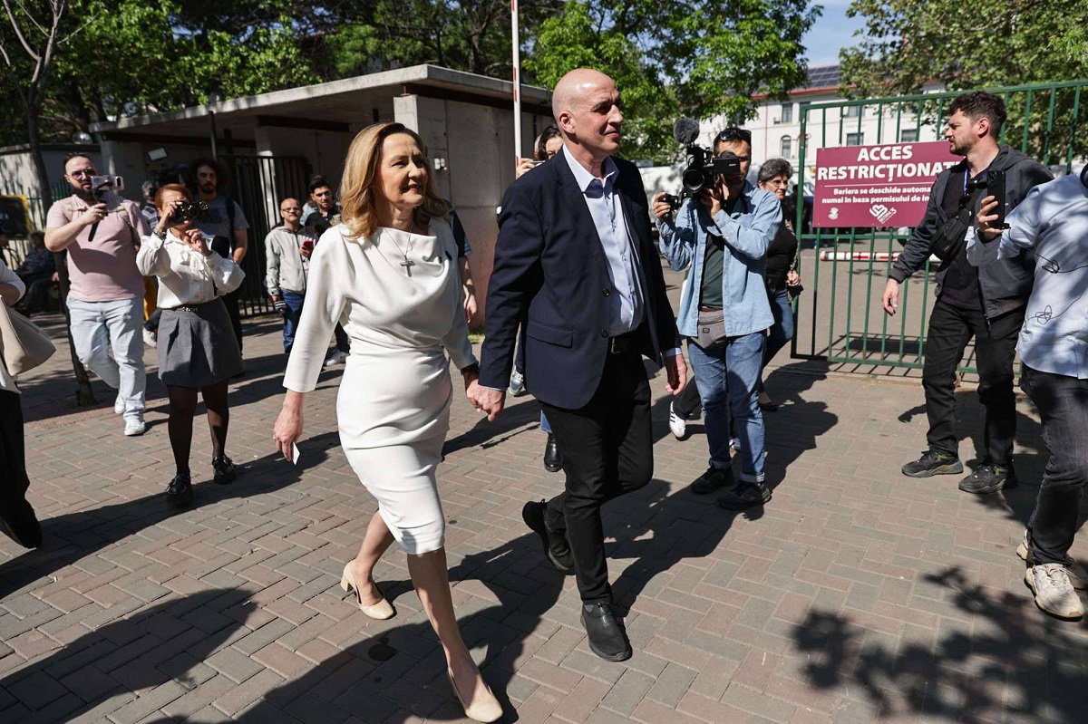 Elena Lasconi, îmbrăcată într-o rochie de 1.000 de lei la secția de votare. Cine i-a creat ținuta și cum a apărut alături de Cătălin Georgescu, soțul ei