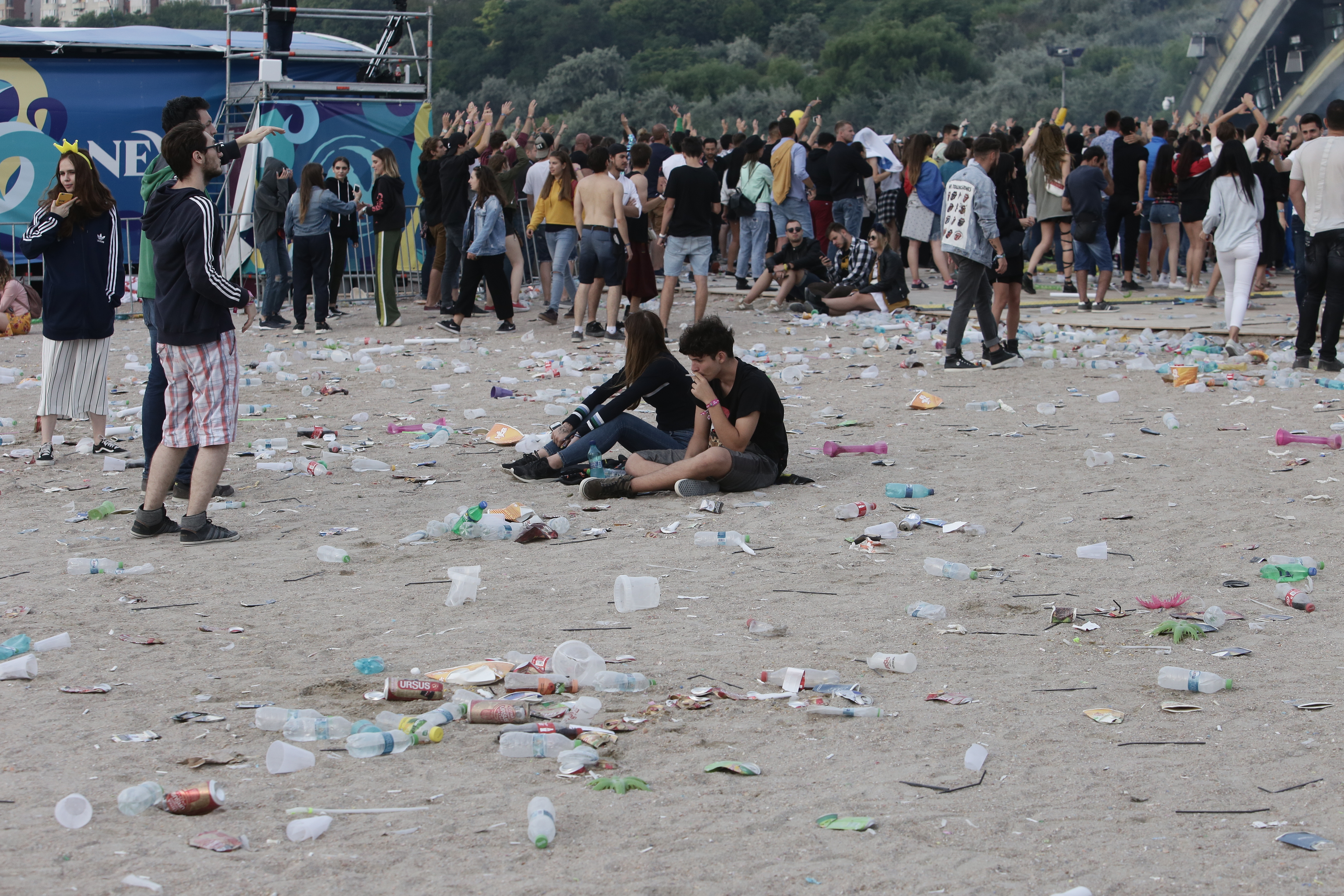 GALERIE FOTO/ Zori de zi la Neversea 2018. Ultraviolete pe covorul de pet-uri