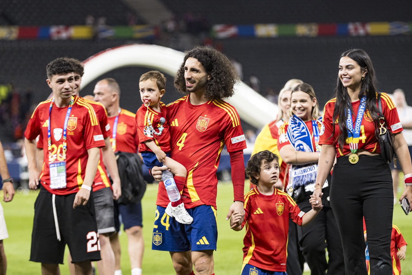 Inconfundabilul pletos Marc Cucurella, noua achiziție a lui Real Madrid: tatăl a trei copii, un fiu autist și cu o parteneră, Claudia Rodríguez, designer și fostă balerină