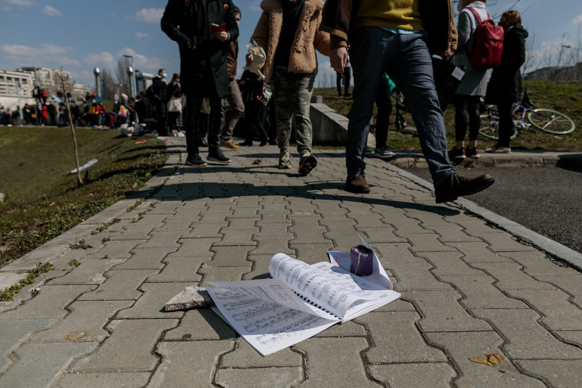 „Ne chinuim să supraviețuim”, spun artiștii independenți. Protest cu recuzită, creioane, partituri și borcane la Ministerul Culturii