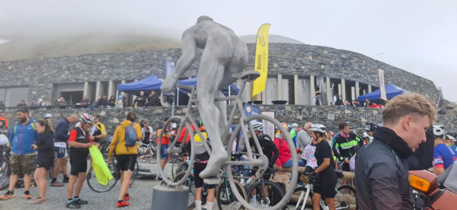 Românii care au dus tricolorul pe cățărările mitice din Turul Franței: „Ca să prindem un loc bun pe Tourmalet, ne-am sculat la 3.30”
