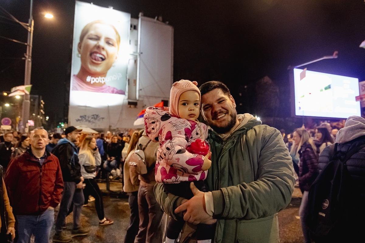 Român la protestul uriaș din Belgrad: „Asta e lupta noastră alături de poporul majoritar!”