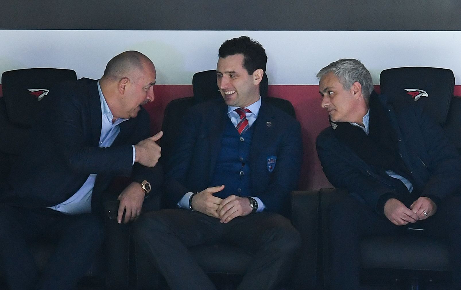 Mourinho a căzut în nas pe gheață! Antrenorul fusese invitat să dea lovitura de start la un meci din prima ligă rusă | FOTO&VIDEO