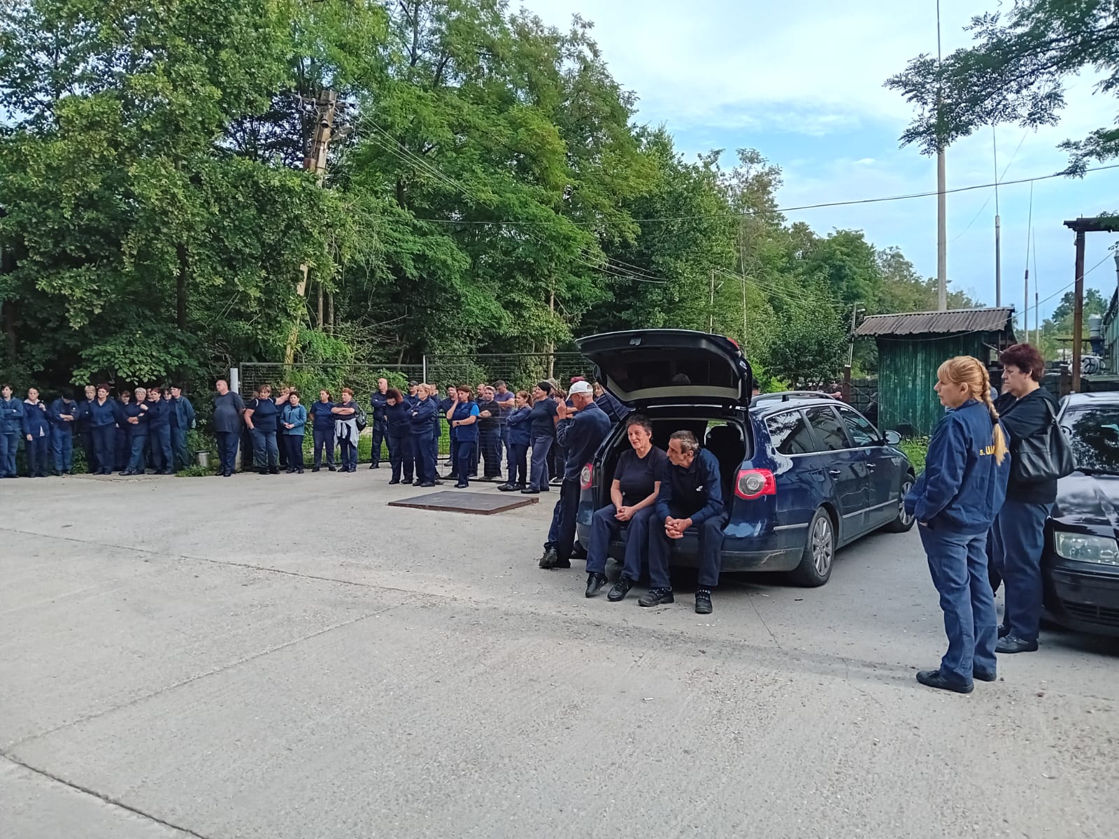 Zeci de muncitori protestează la Uzina Mecanică Plopeni. Oamenii cer plecarea „specialilor” aduși de conducere: „DNA a venit să strice treburile”