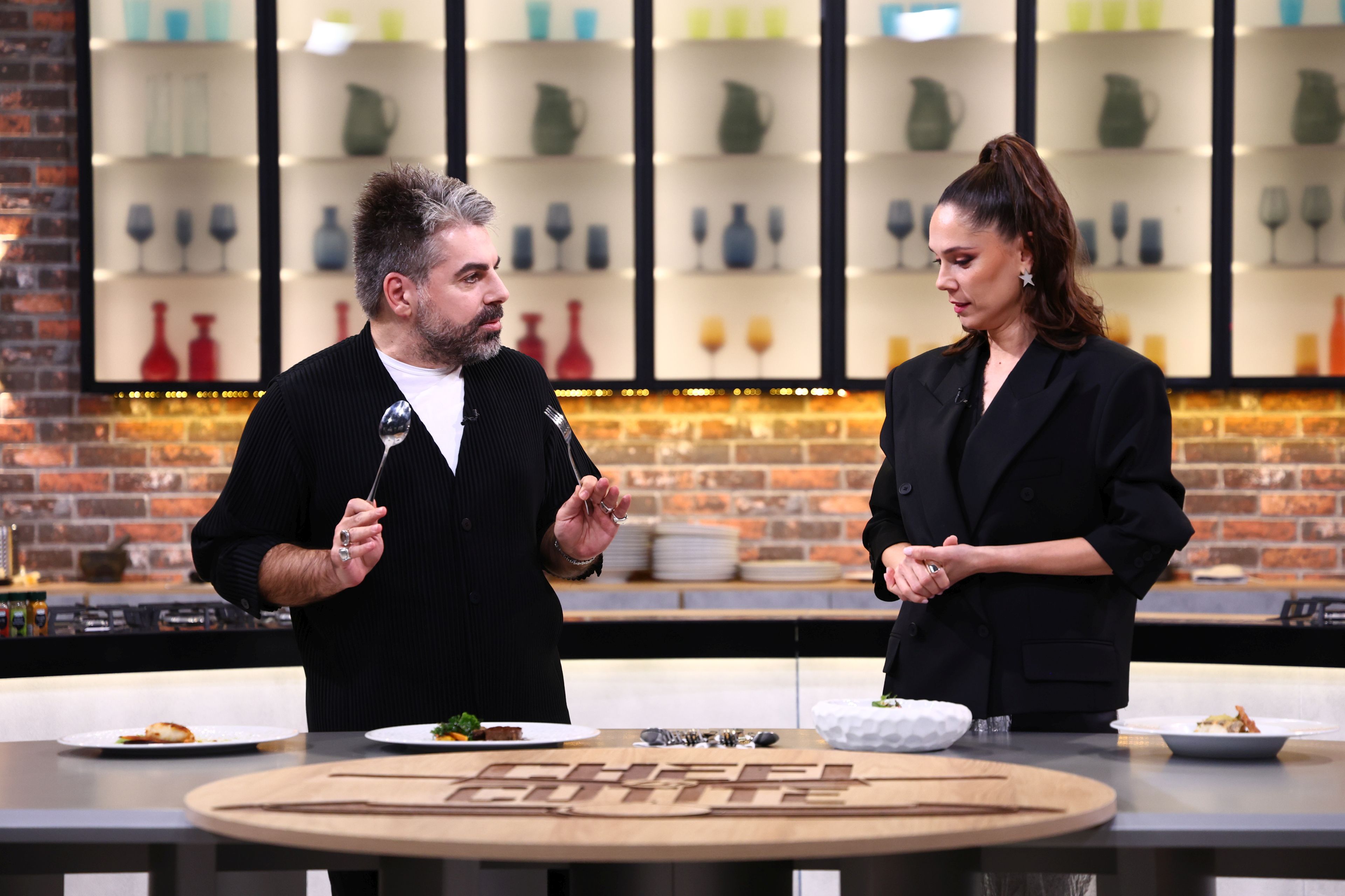 „Chefi la cuțite”, 4 martie 2026. Ce invitat special va oferi în această seară amuleta. „Ce-ar fi să tratăm făina ca pe făină și oul ca pe ou?!”