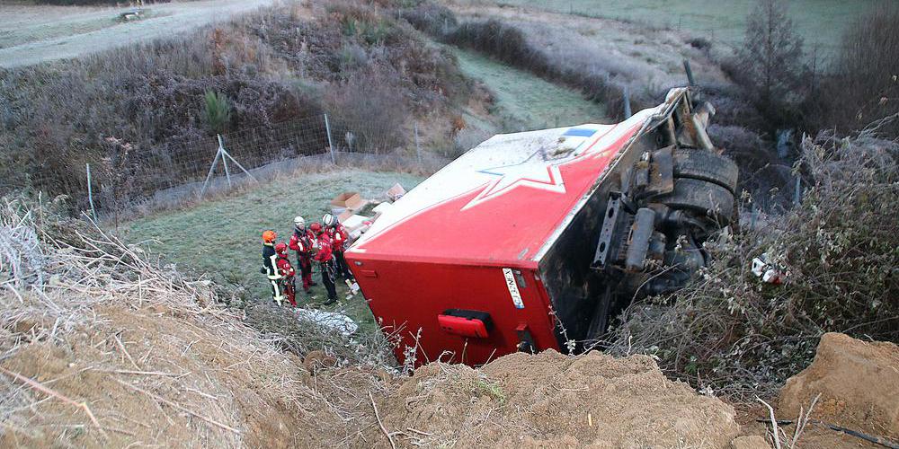 Șofer român de TIR scos după 4 ore din cabina căzută într-o râpă și strivită, în Franța