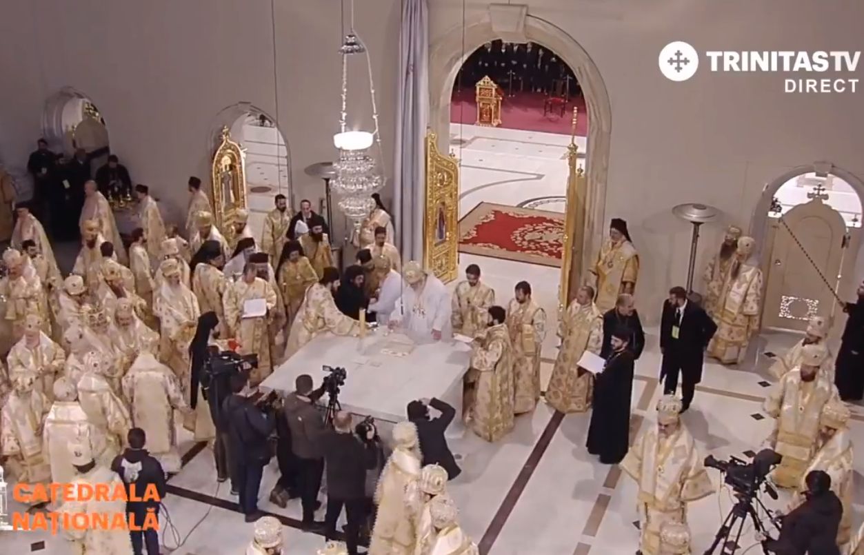 FOTO&VIDEO/ Imagini de la slujba de sfințire a Catedralei Mântuirii Neamului. 100 de preoți și zeci de mii de credincioși participă la evenimentul istoric