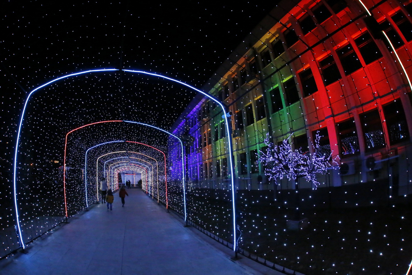 GALERIE FOTO/ Și la Buzău a fost inaugurat iluminatul festiv și s-a deschis oficial Târgul de Crăciun