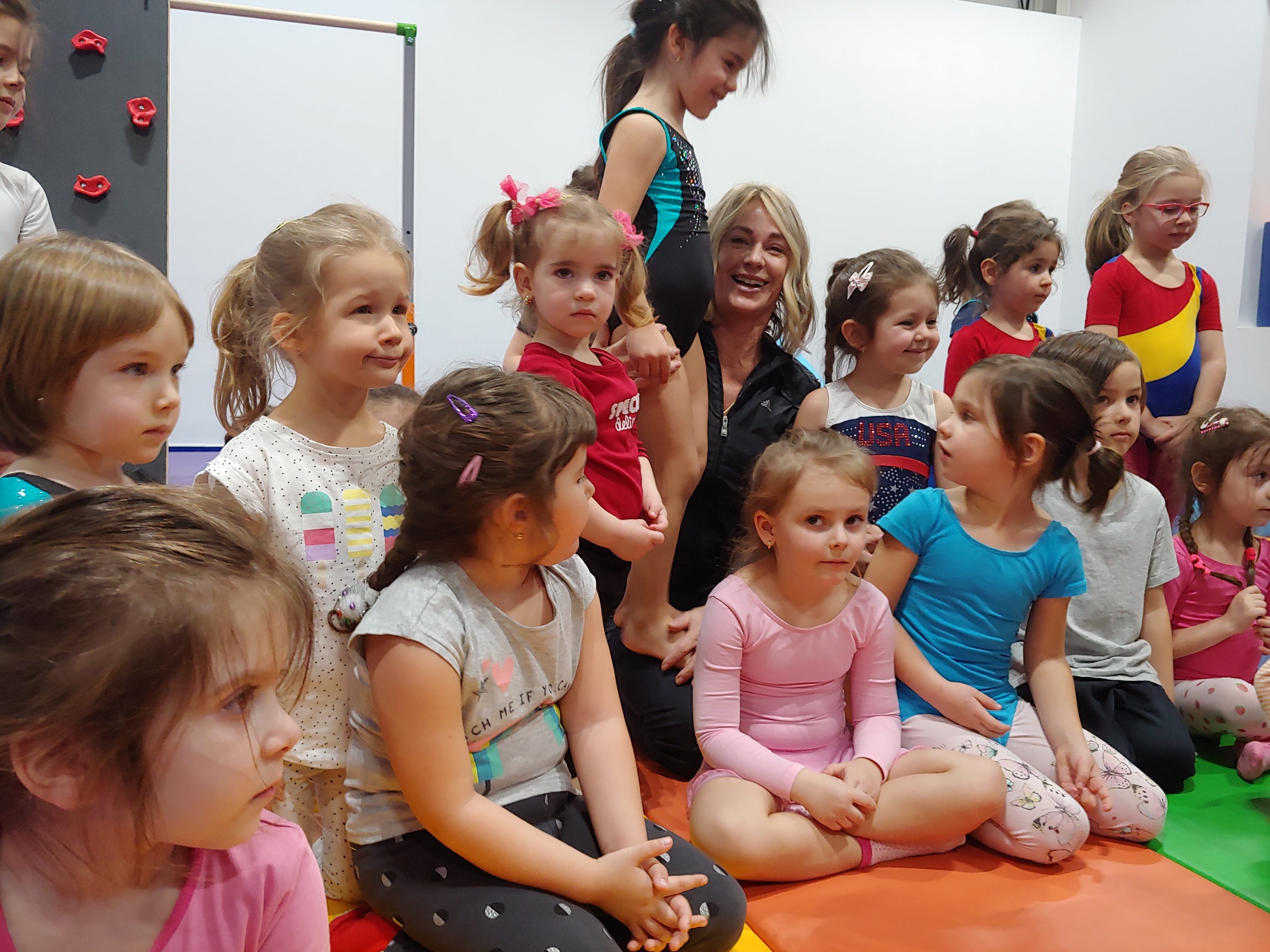 Imagini emoționante cu Nadia Comăneci la sala e gimnastică din Otopeni. Cât costă să-ți duci copilul la GymNadia