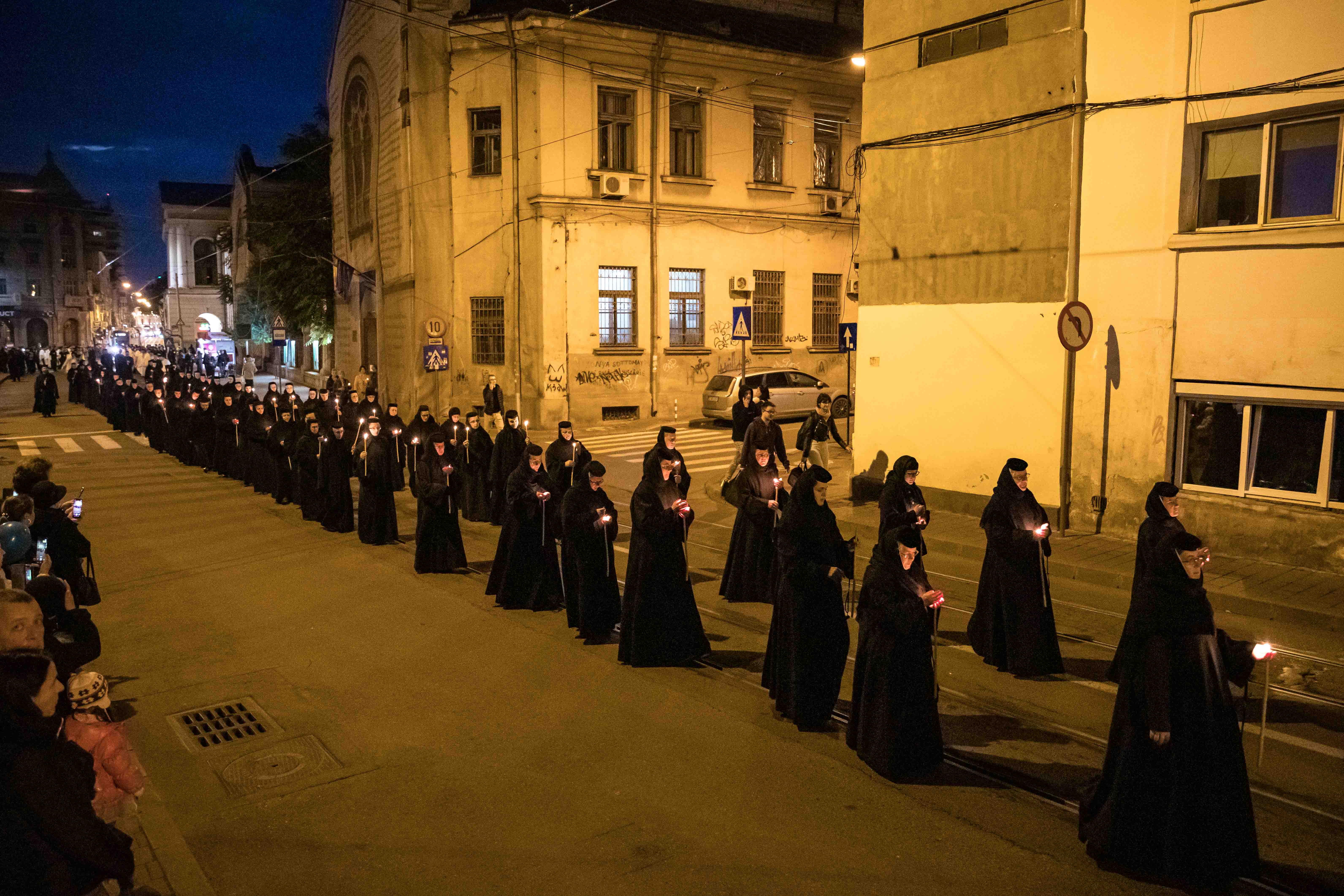 După doi ani cu restricții, moaștele Sfintei Parascheva au fost plimbate din nou prin Iași. „Ne întâlnim cu prieteni pe care nu i-am mai văzut dinainte de pandemie”