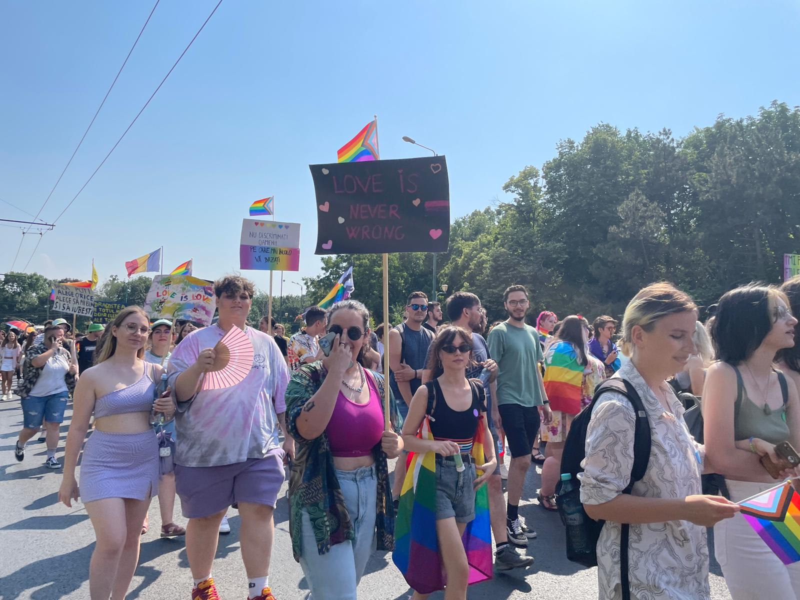Sute de participanți la primul marș Pride din Timișoara. „Trăim într-o țară din UE care nu oferă nici o formă de recunoaștere cuplurilor de același gen”