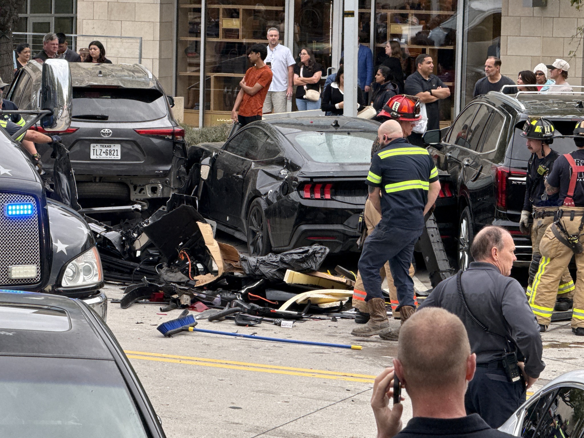 Un Mercedes G-Class „a tăiat chirurgical” tot spatele unui Cybertruck Tesla, într-un accident. Musk a spus că mașina lui e făcută „pentru apocalipsa zombie”