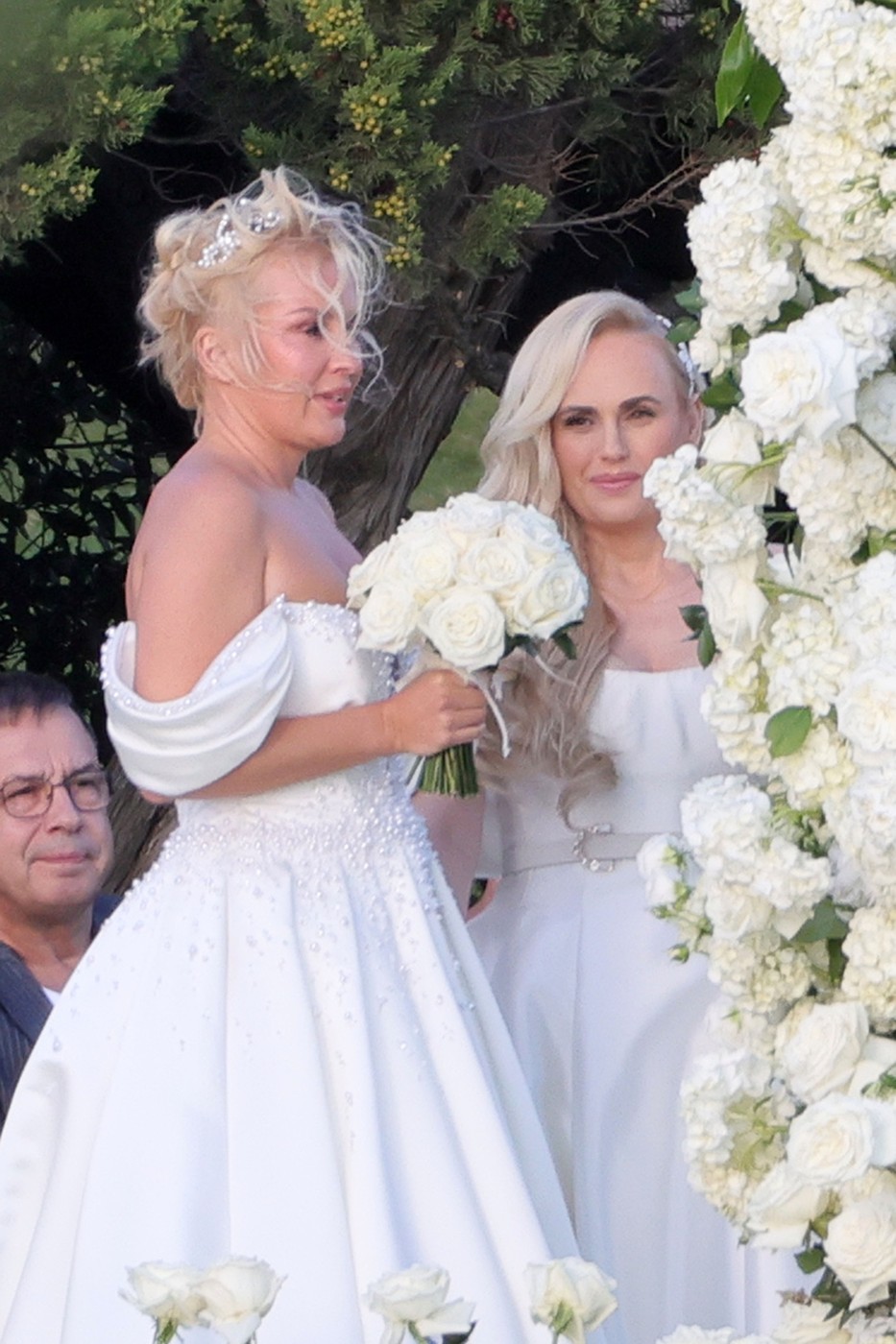 Imagini de la nunta actriței Rebel Wilson cu Ramona Agruma. Vedeta și soția ei s-au îmbrăcat în rochii de mireasă asemănătoare