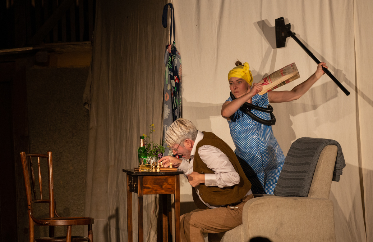 “Cultură’n șură”. O trupă de tineri artiști transformă curțile sătenilor în scene de teatru, de opt ani: “Dacă locuiești într-un sat, nu înseamnă că trebuie să fii izolat cultural”