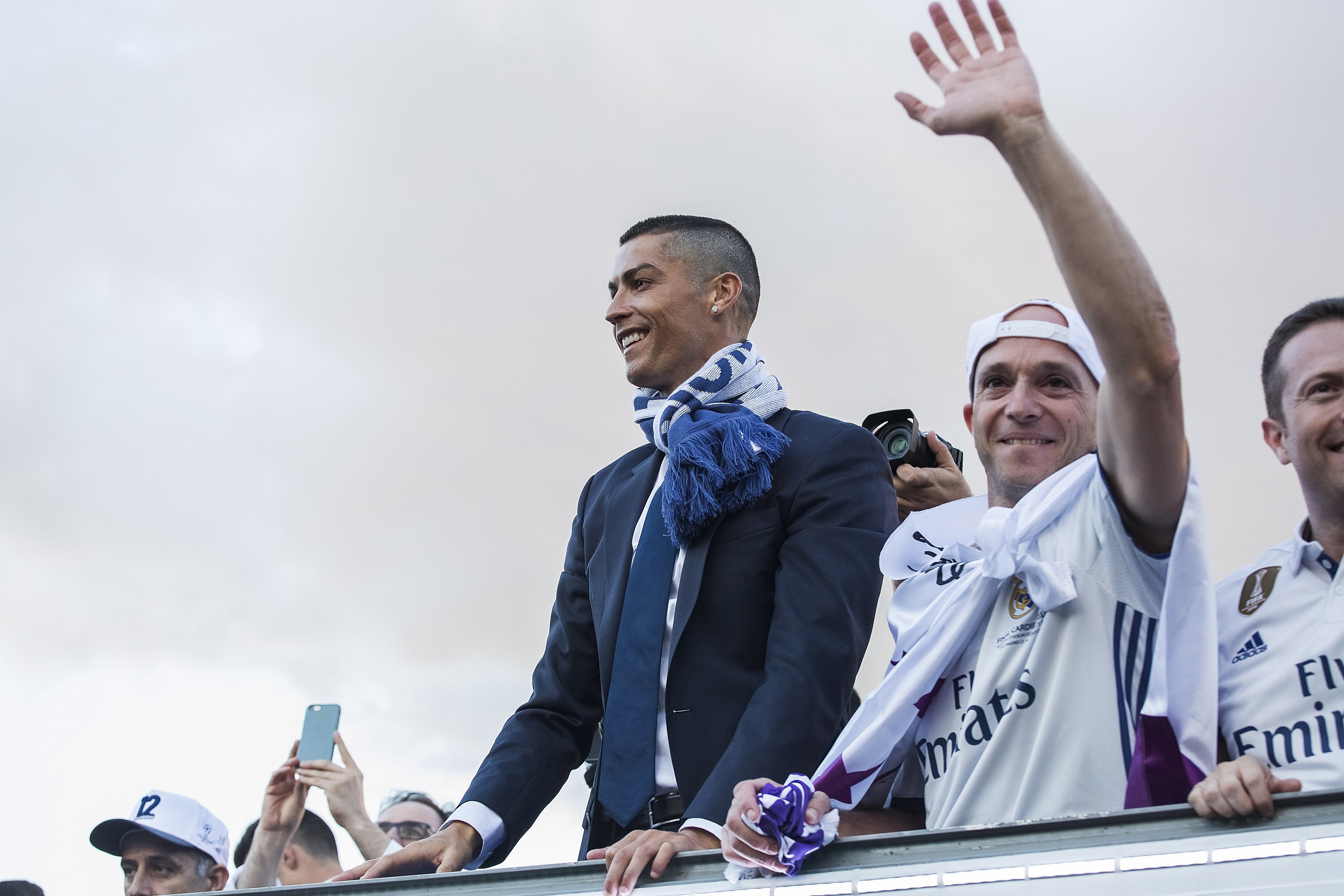 Fotbaliștii lui Real au fost primiți ca niște eroi la Madrid. Mii de fani au ieșit pe străzi să vadă trofeul Champions League / FOTO&VIDEO