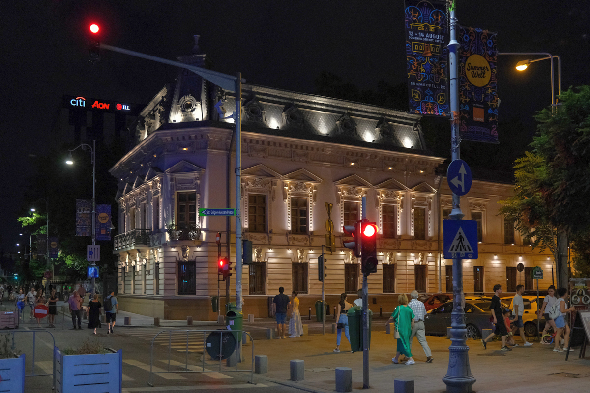 Economie la curent, doar în declarații. Instituțiile publice din România sunt luminate ca la festival