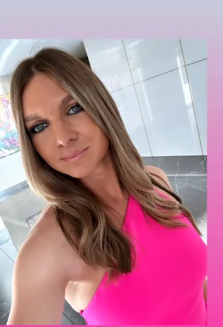 Cât costă ținuta roz purtată de Simona Halep recent. Sportiva a făcut furori la nunta prietenei sale