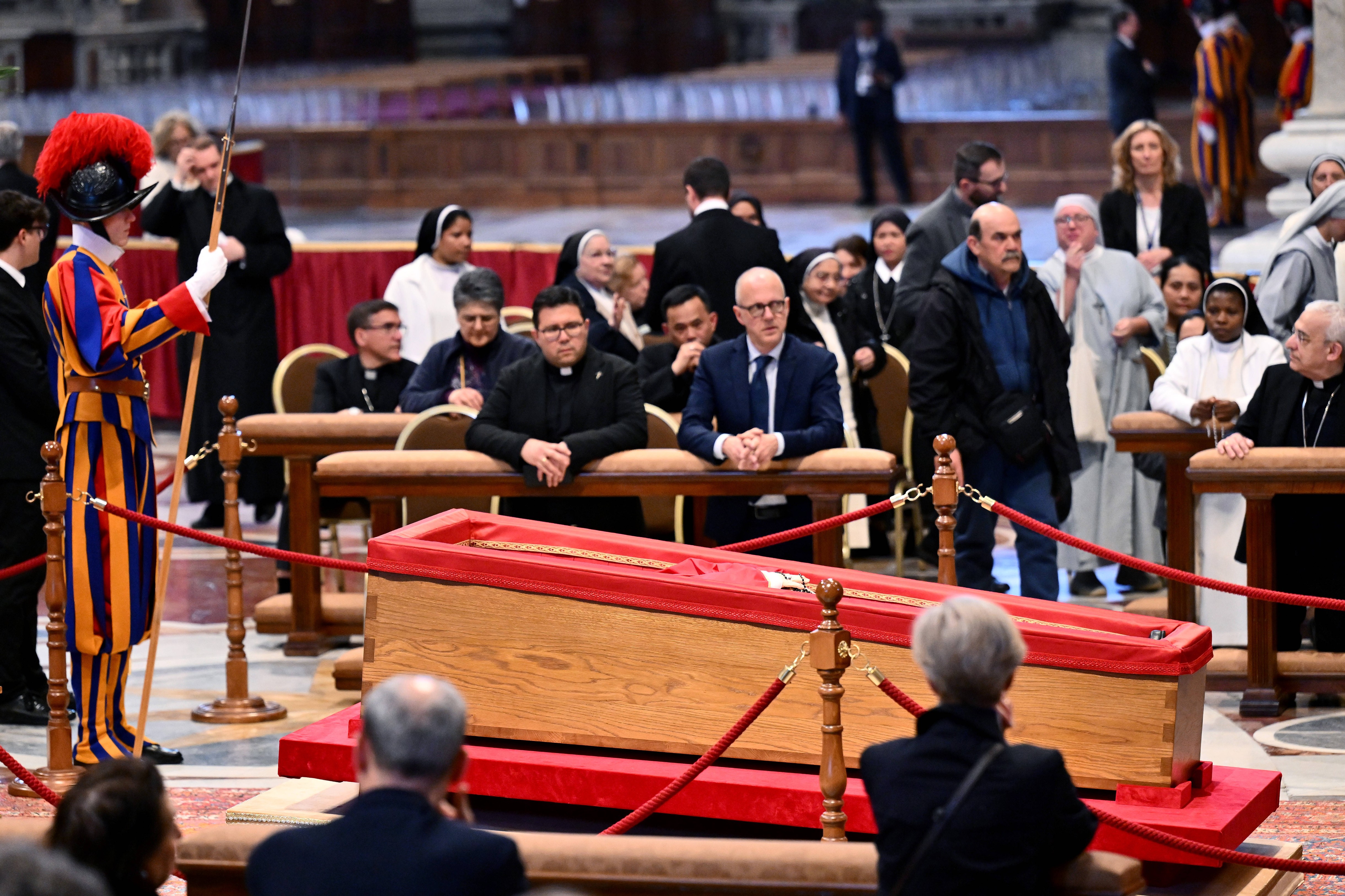 Zeci de mii de oameni au stat la coadă ca să-i aducă un ultim omagiu Papei Francisc. Pelerinajul a durat până după miezul nopții