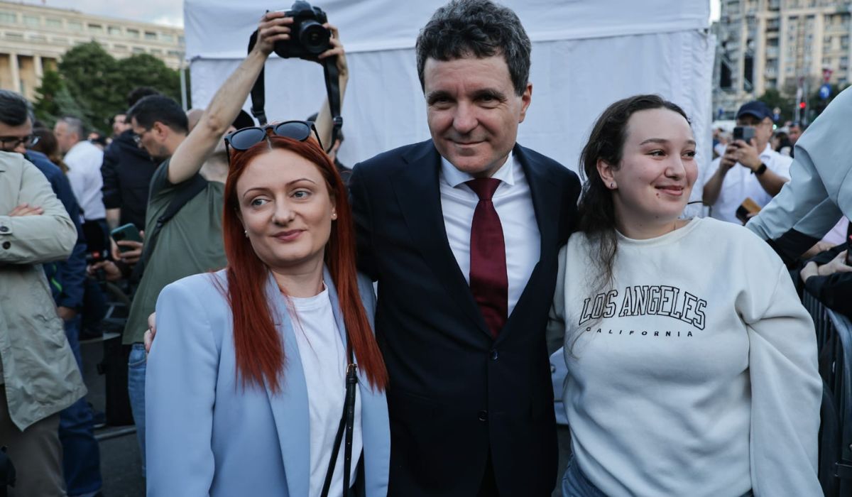 Mii de oameni în Piața Victoriei la mitingul „România în lumină”, organizat de Nicușor Dan. Jandarmeria a sesizat AEP pentru „propagandă electorală” | VIDEO
