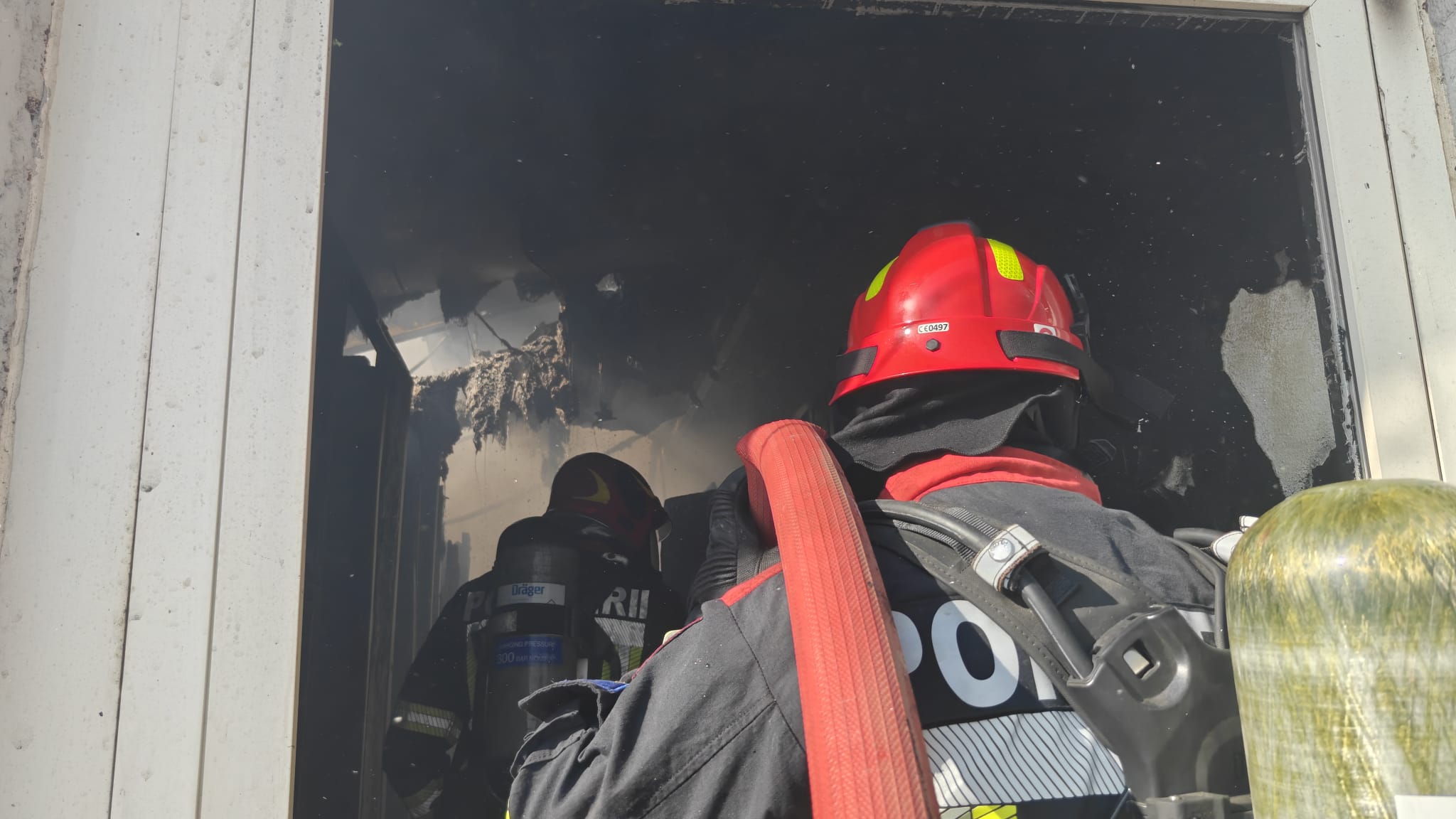 Pompieri români, la datorie în Franța pentru stingerea unui incendiu de vegetație care a afectat un camping. Peste 150 de butelii GPL, evacuate