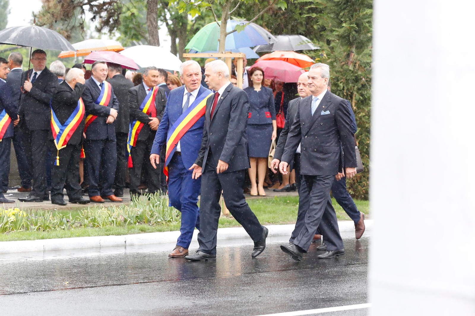 FOTOREPORTAJ: Peste 10.000 de oameni, la Buzău, de Ziua Eroilor. Jumătate au fost elevi aduși de profesori