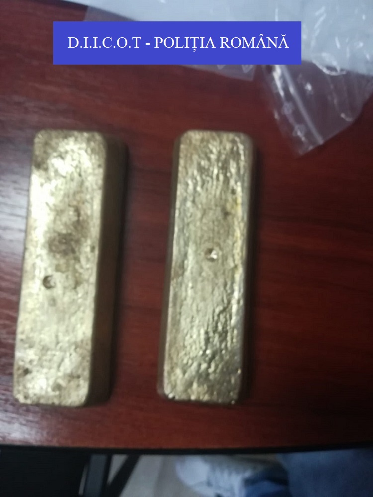 Imagini cu kilogramele de aur ridicate de la percheziții! Fratele lui Cătălin Moroșanu, printre suspecții grupării