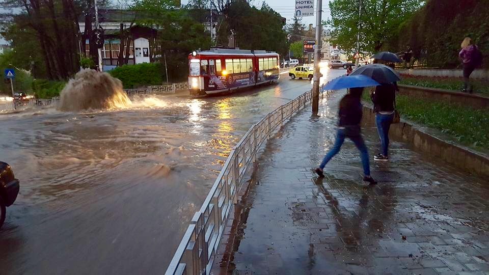 Iașiul, paralizat după o ploaie torențială! VEZI IMAGINILE DEZASTRULUI