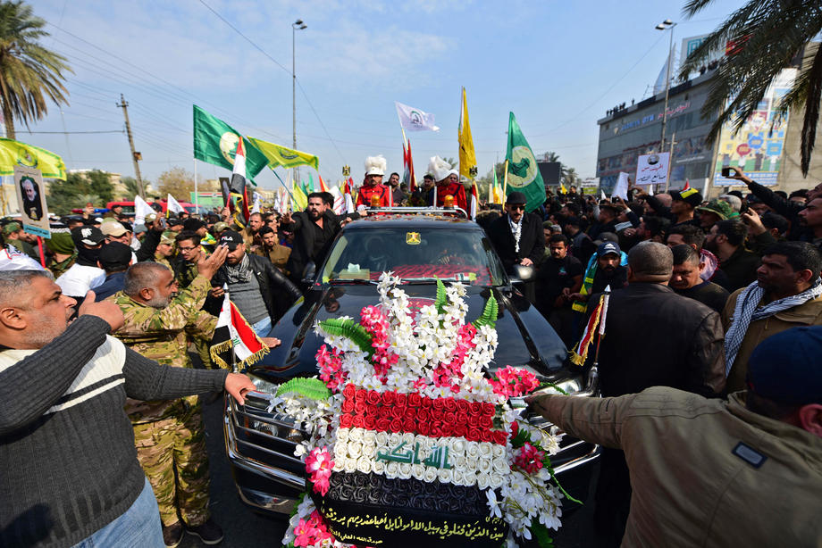 Sicriul cu trupul neînsuflețit al generalului Qassem Soleimani a fost adus la Bagdad. Zeci de mii de oameni au strigat "Moarte Americii!"