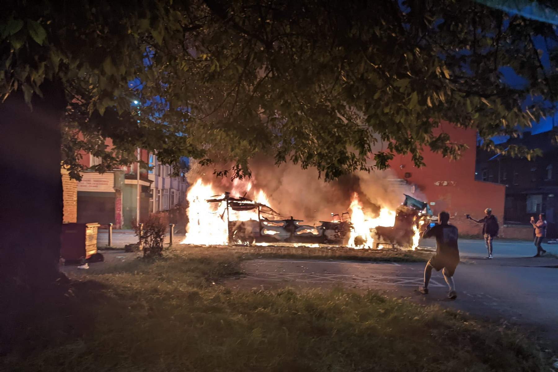 Revoltă în Leeds, după ce autoritățile britanice au încercat să preia copiii unei familii de români. „Răstoarnă mașina! Să vină mascații de la București!”. Precizările MAE