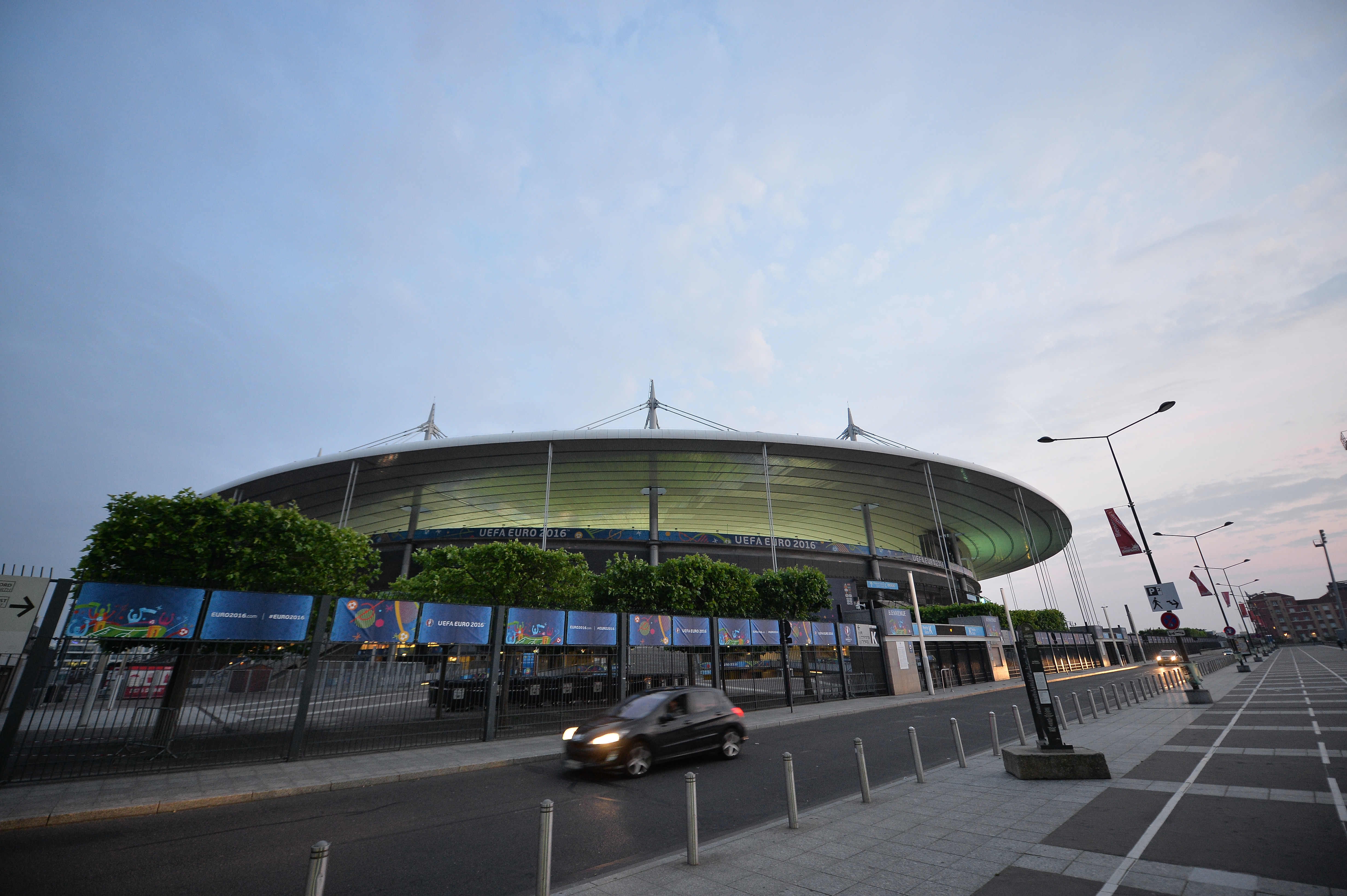 Euro 2016. Reportaj din infernul de la Saint-Denis. Vineri jucăm aici, pe Stade de France, cu gazdele! ”Explodează câte o bombă la două săptămâni și se trage cu Kalașnikovul” EXCLUSIV&FOTO